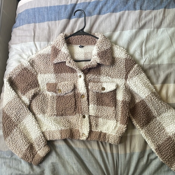 Tan and cream soft fuzzy cropped jacket size small - Picture 2 of 5